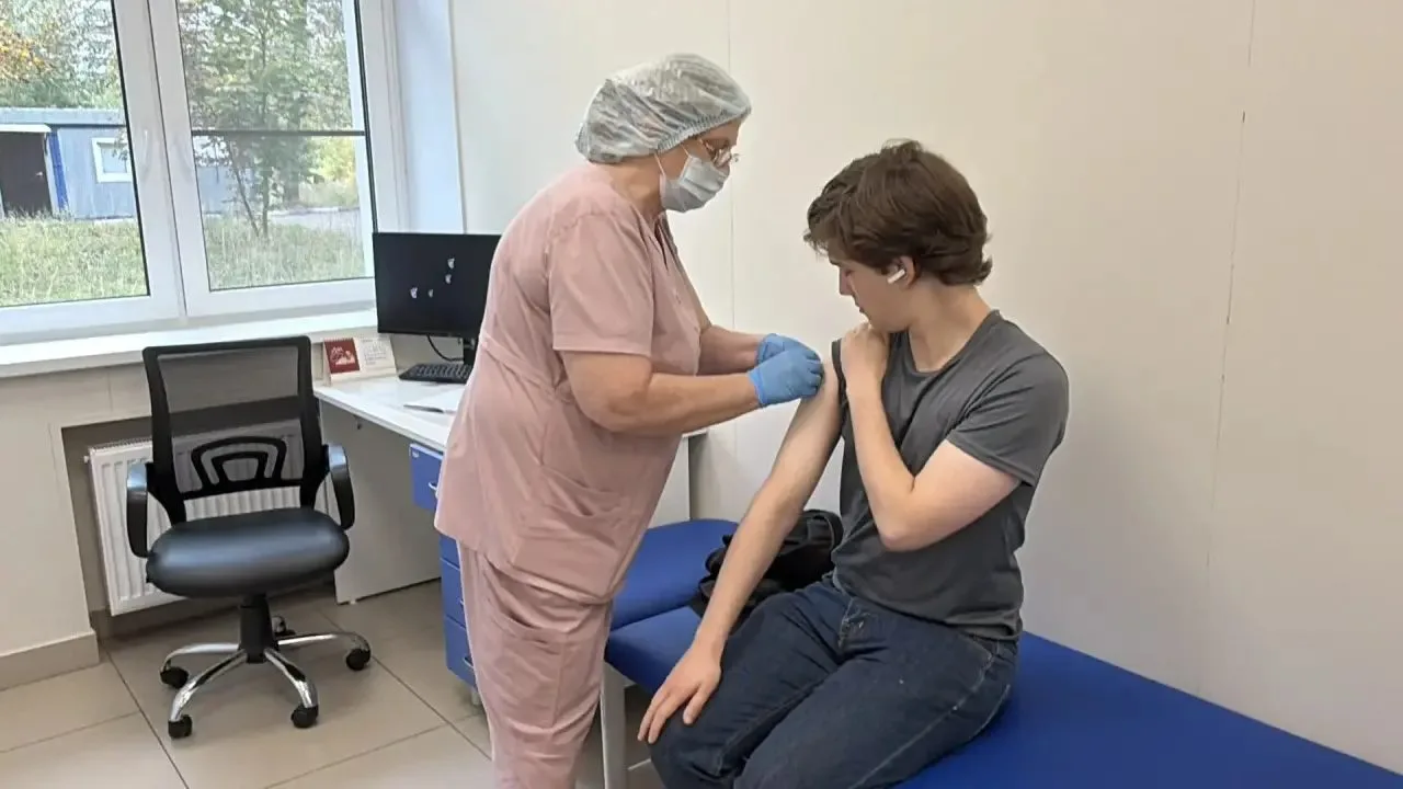 Жители Дзержинского могут пройти бесплатную вакцинацию от гриппа