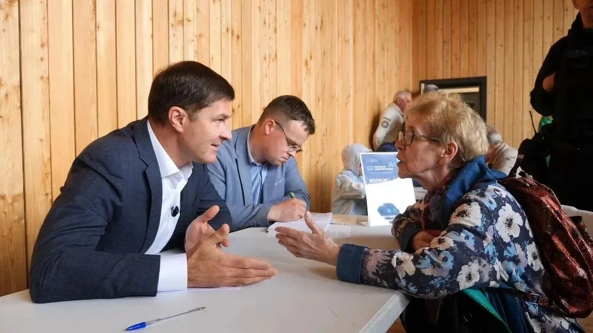 Вопросы помощи семьям участников СВО обсудили на выездной встрече в Летнем театре