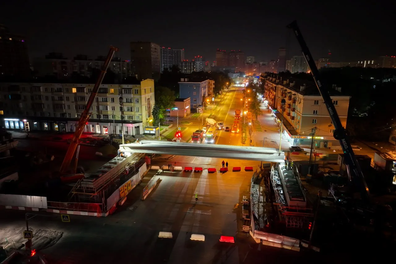 На Октябрьском проспекте в Люберцах производится монтаж пролетных строений