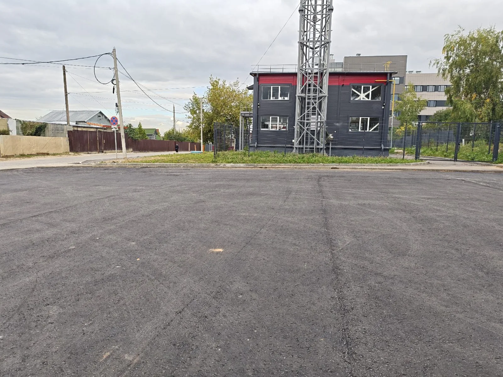 Строительство нового тротуара и парковки завершили в поселке Люберец