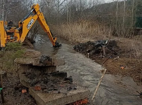 В Люберцах освободили русло реки от бетонных плит и бытовых отходов