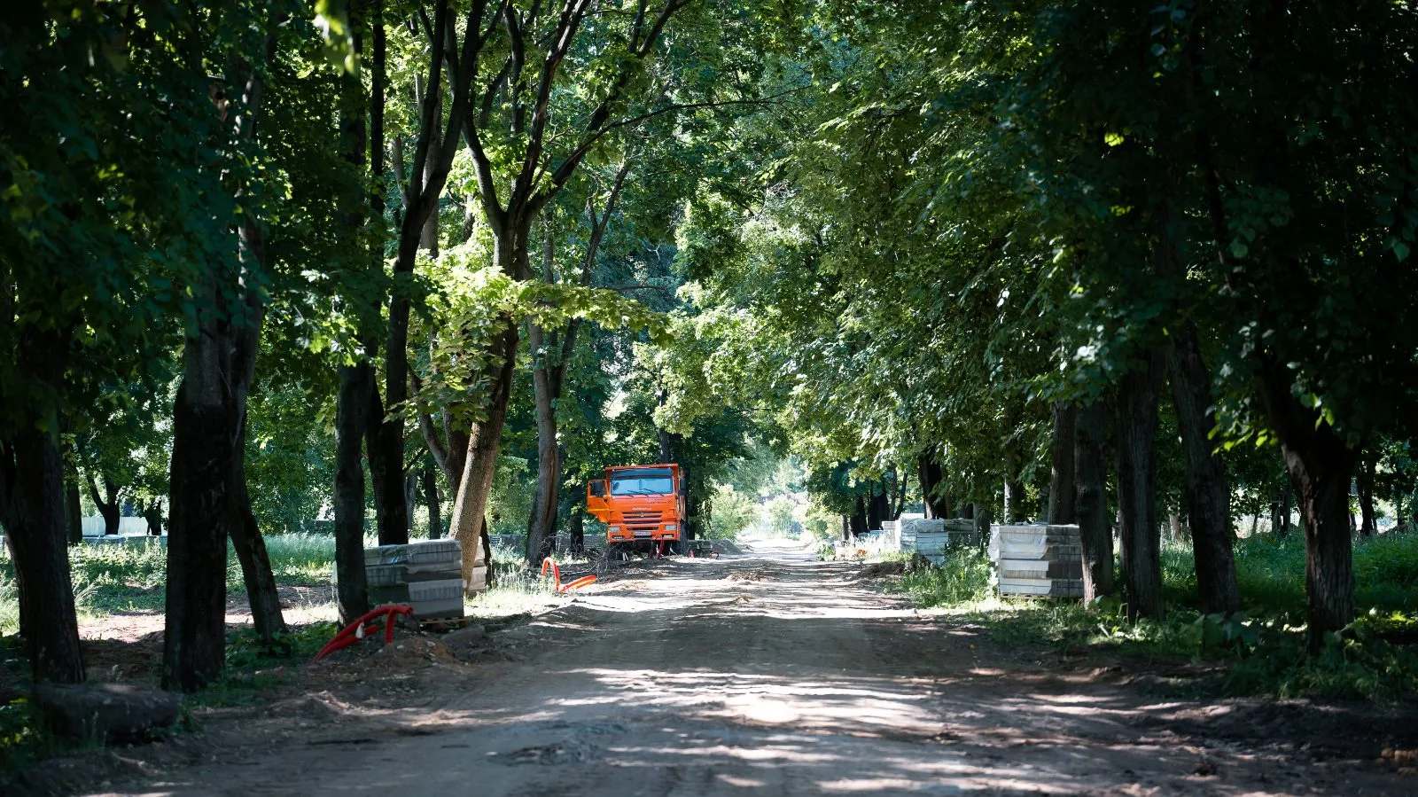 Устройство закладных под опоры освещения ведется в Центральном парке Люберец