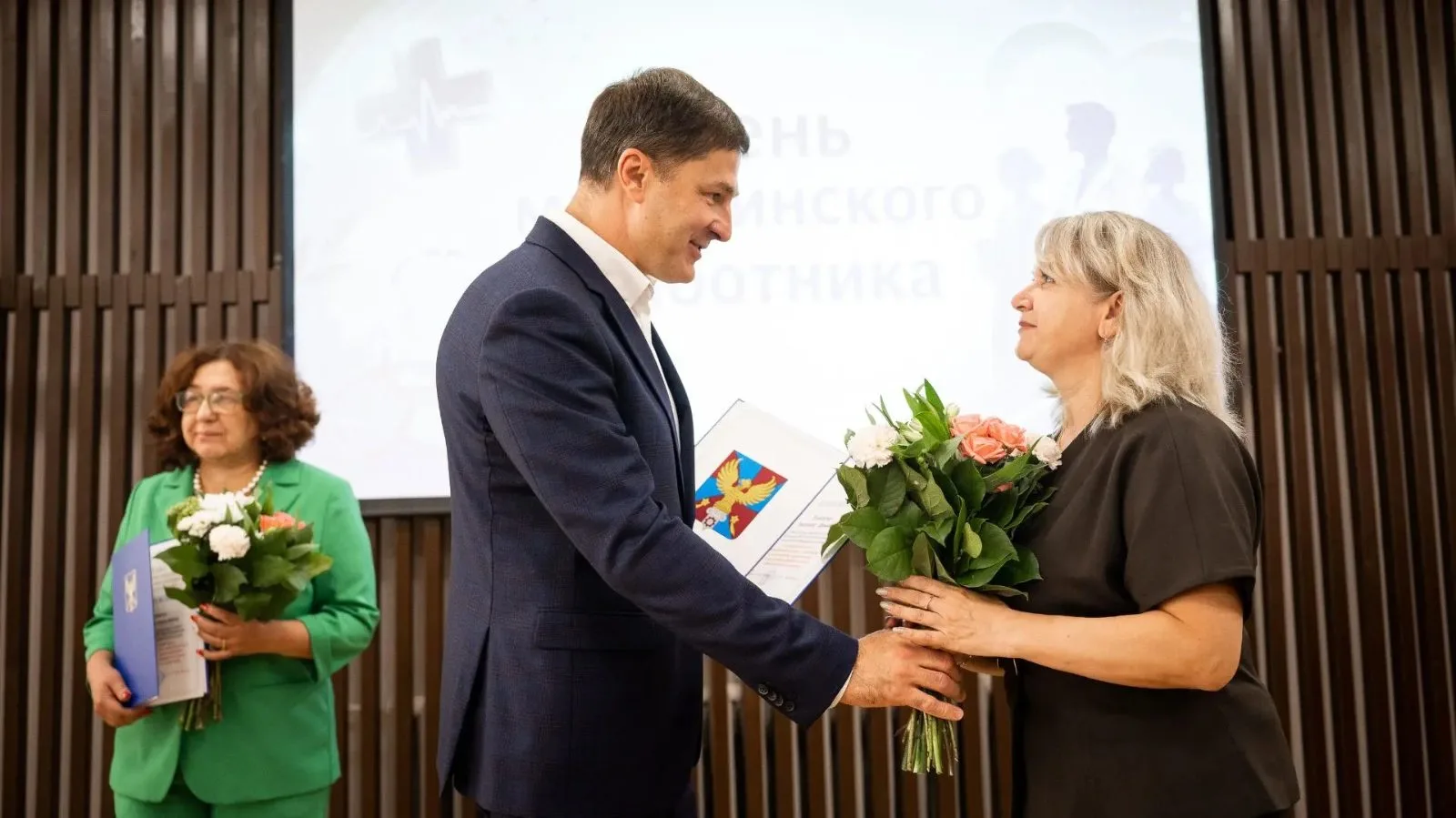 Три сертификата на жилье вручили люберецким врачам накануне профессионального праздника