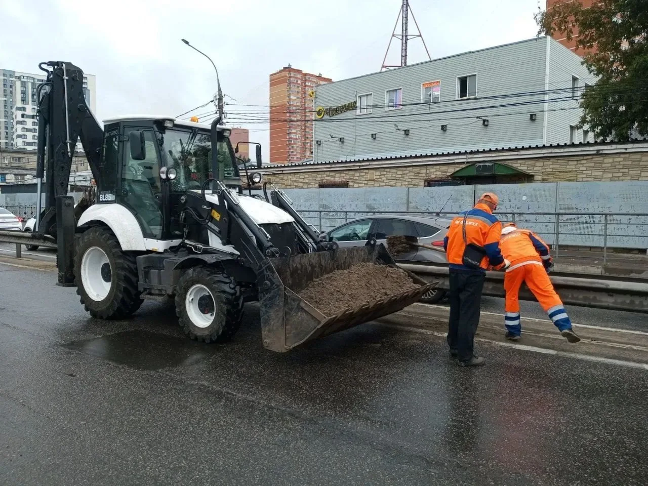 Более 100 кубометров мусора вывезено с муниципальных дорог Люберец за неделю