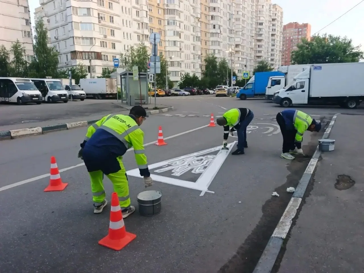 Дорожную разметку обновляют в поселке Октябрьский