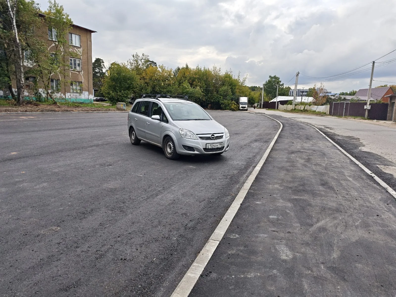Строительство нового тротуара и парковки завершили в поселке Люберец