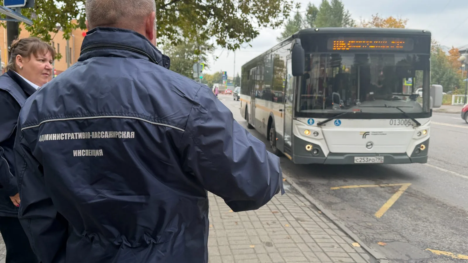 Более 10 автобусов проверили в Дзержинском на оплату проезда в ходе рейда