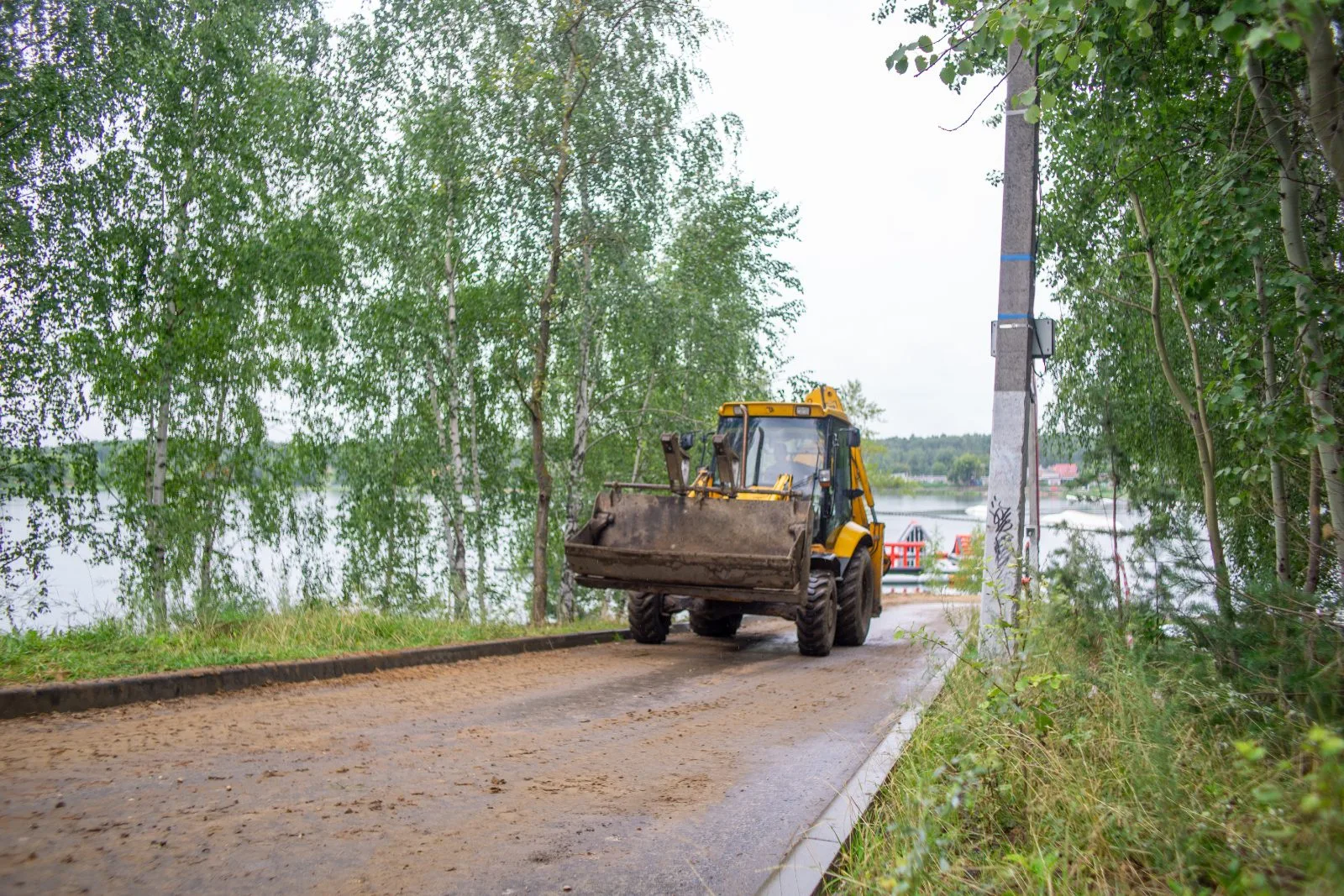 Партийцы проверили ход благоустройства Кореневского карьера в Люберцах
