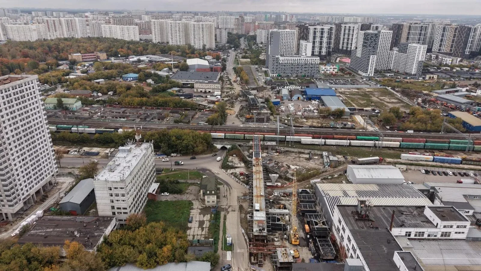 Путепровод, который свяжет северную и южную части города, продолжают строить в Люберцах