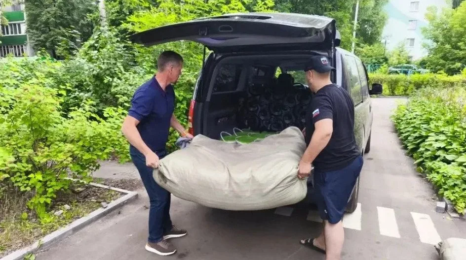 Партийцы из Люберец доставили гуманитарный груз на передовую и помогли ветерану боевых действий с электробайком