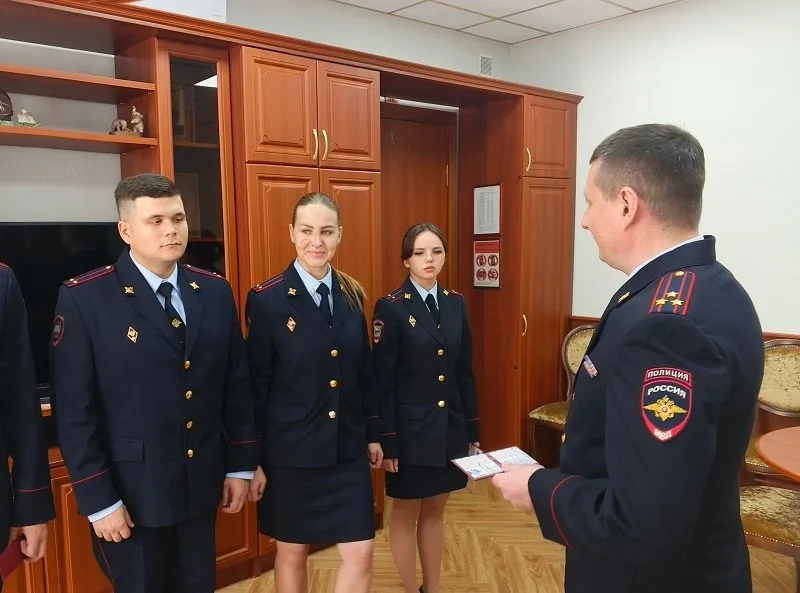 В Люберцах молодым сотрудникам полиции торжественно вручили служебные удостоверения