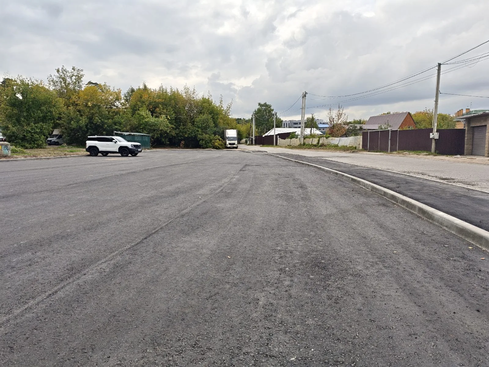 Строительство нового тротуара и парковки завершили в поселке Люберец
