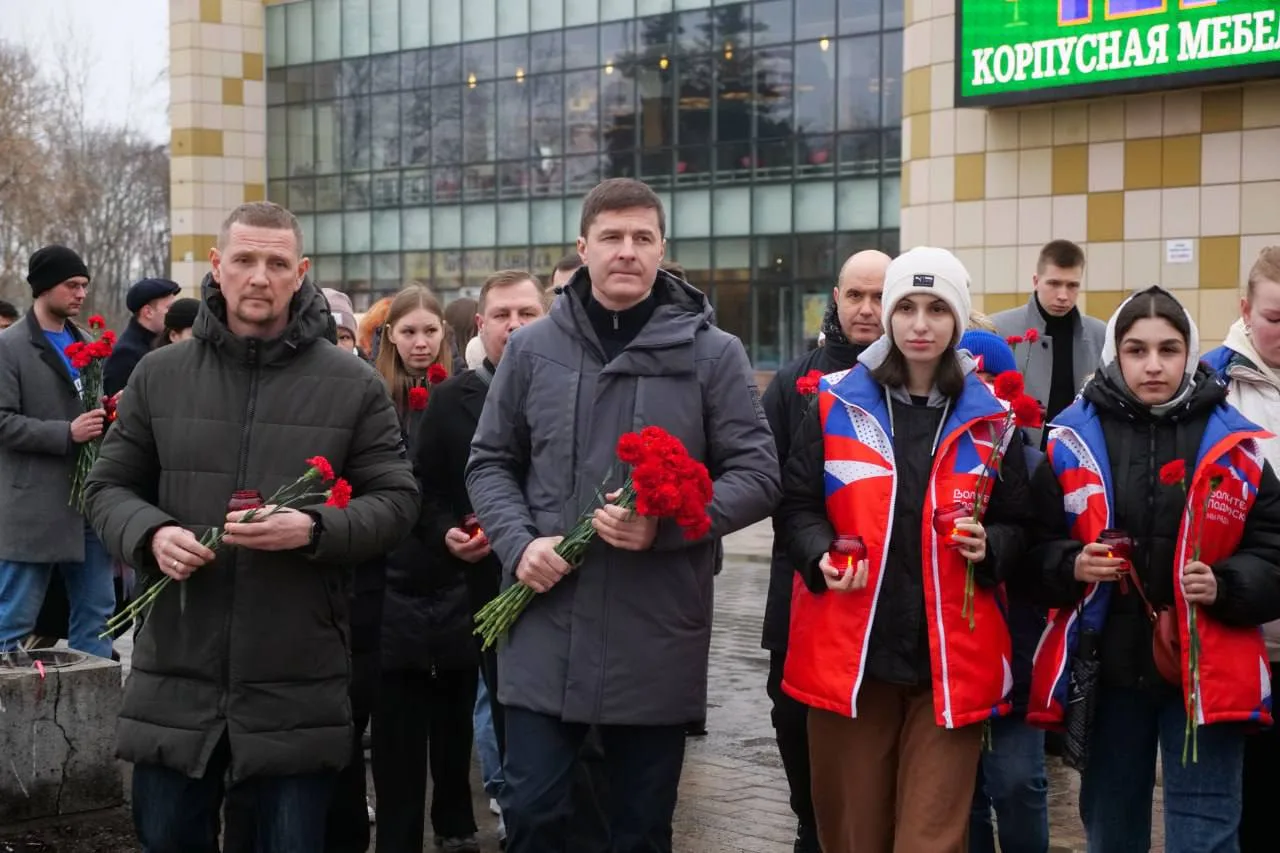 Жители Люберец возлагают цветы в память о жертвах теракта в «Крокус сити холле»