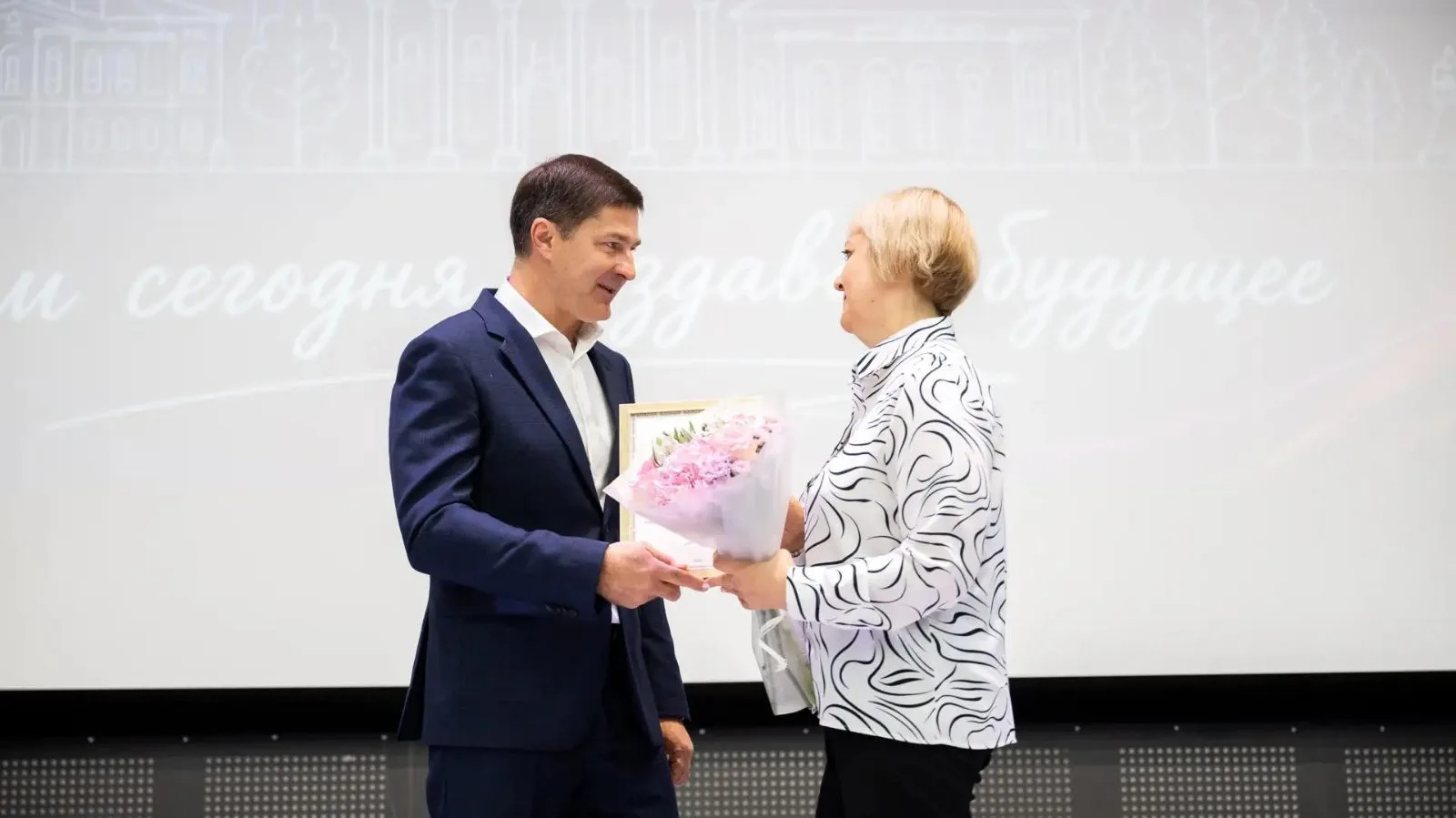 Глава Люберец Владимир Волков вручил школам-отличницам денежные сертификаты