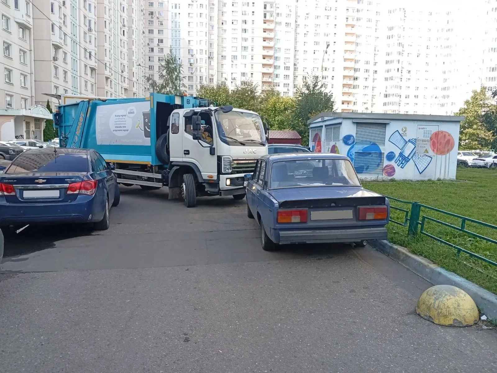 Водителям Люберец напомнили об ответственности за блокировку подъезда к контейнерным площадкам