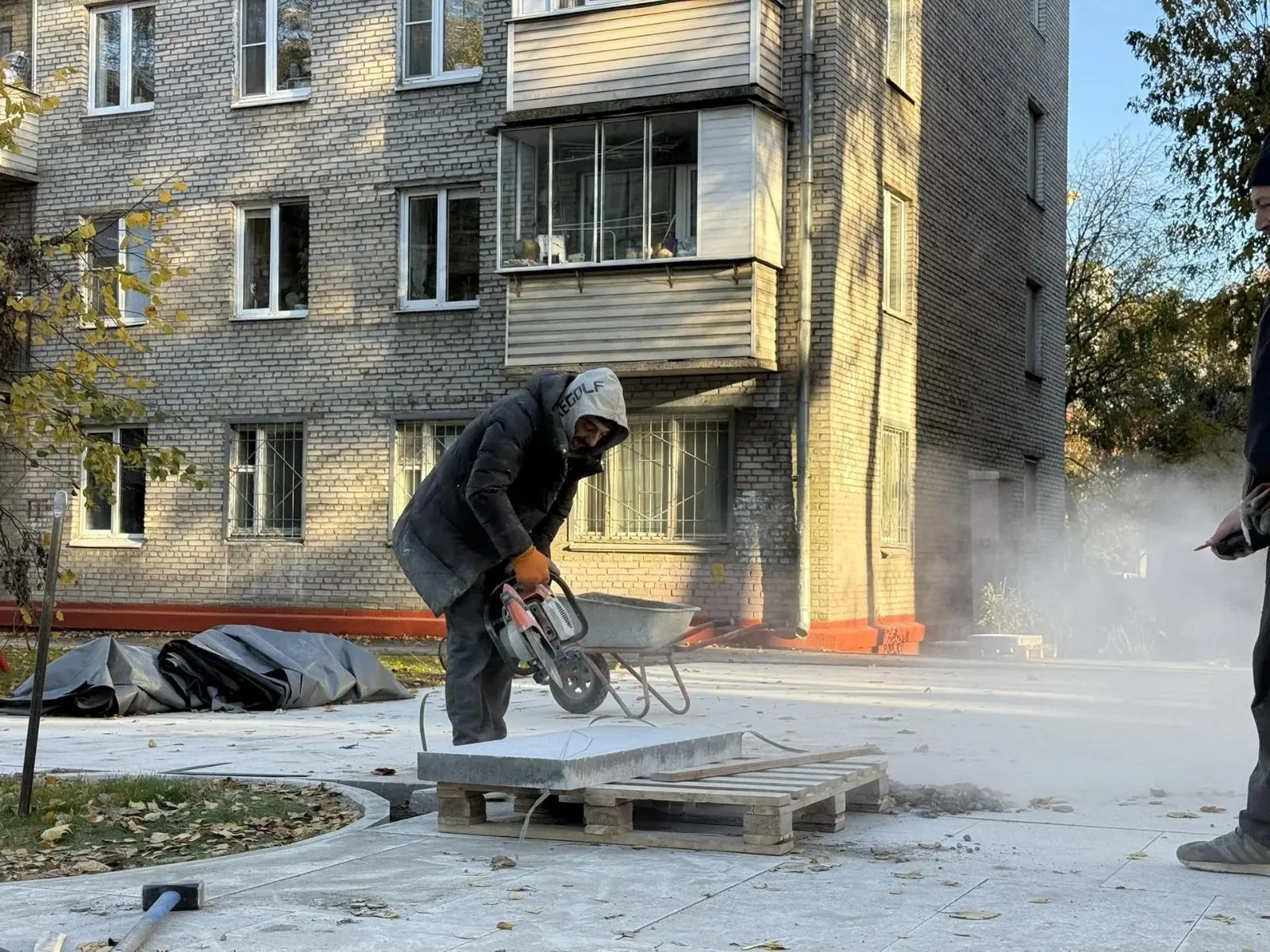 Завершается укладка асфальта на аллее за памятником «Ангел-хранитель» в Люберцах