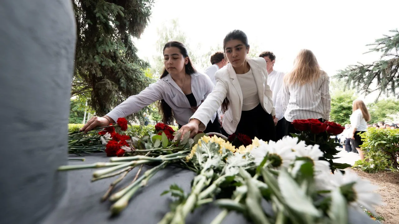 Мемориал, посвященный юным участникам Великой Отечественной войны, открыли на территории школы Люберец