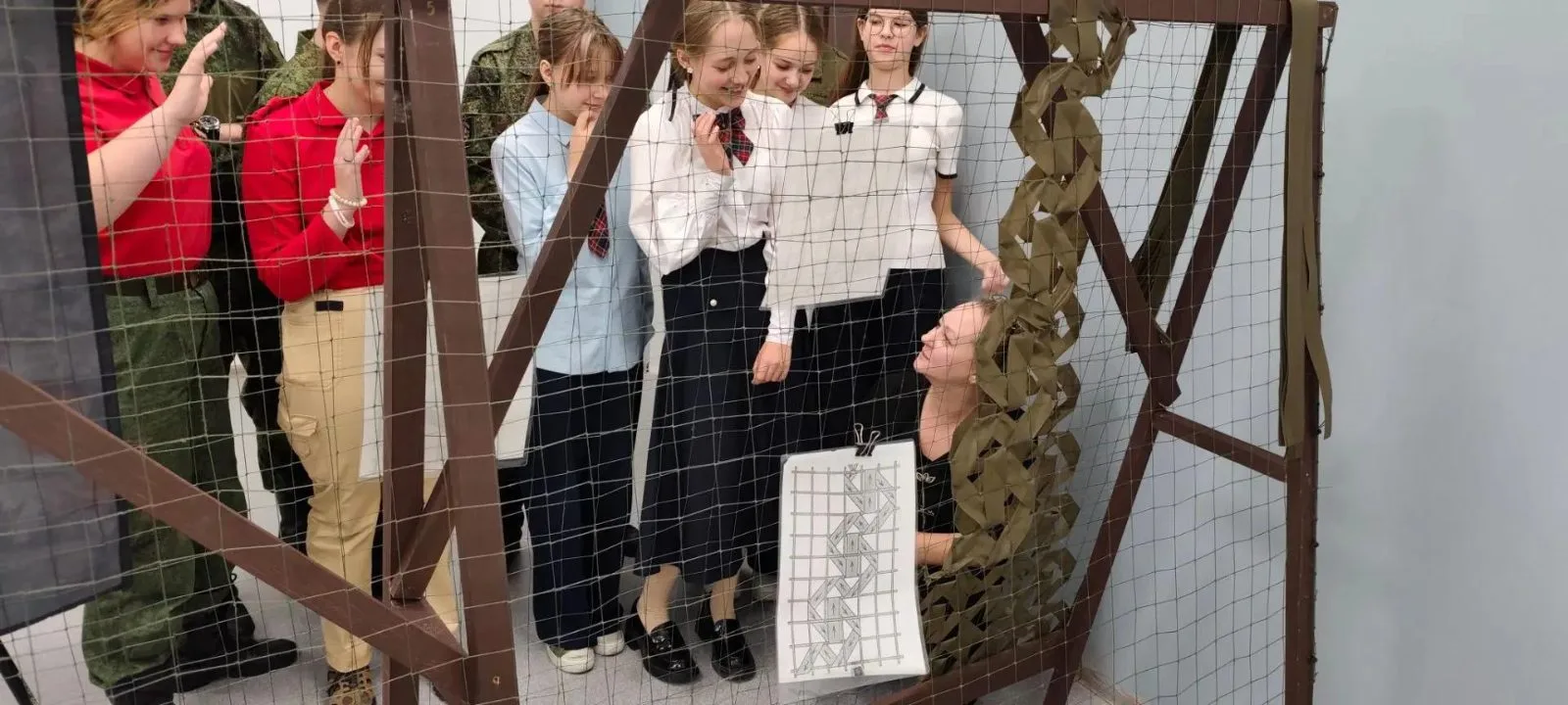 Мастер-класс по плетению маскировочных сетей прошёл в школе №51 городского округа Люберцы