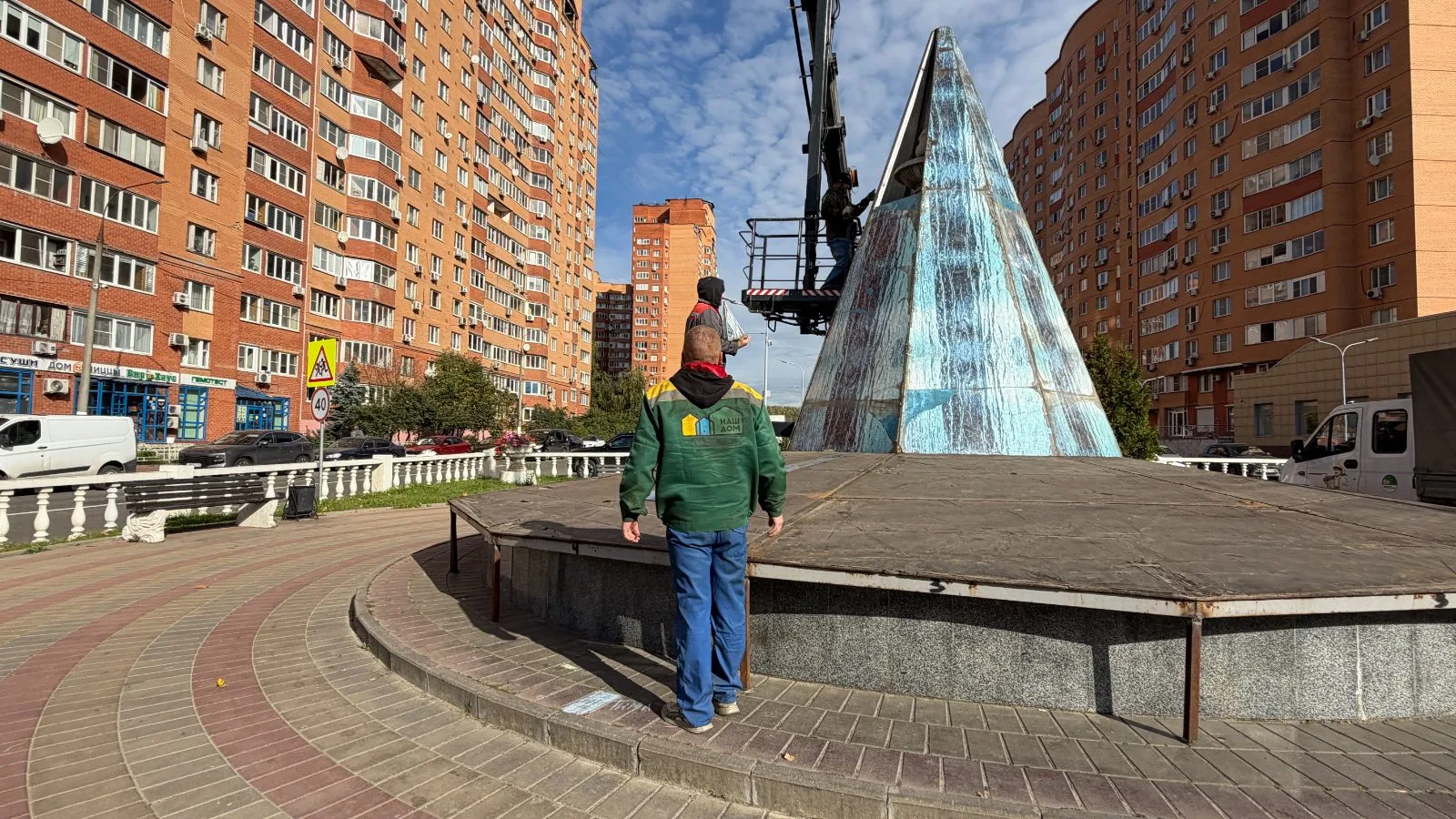 В Дзержинском идут работы по подготовке городского фонтана к зимнему периоду