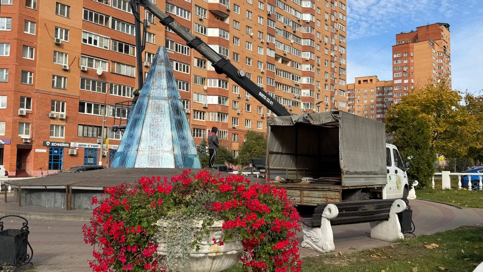 В Дзержинском идут работы по подготовке городского фонтана к зимнему периоду
