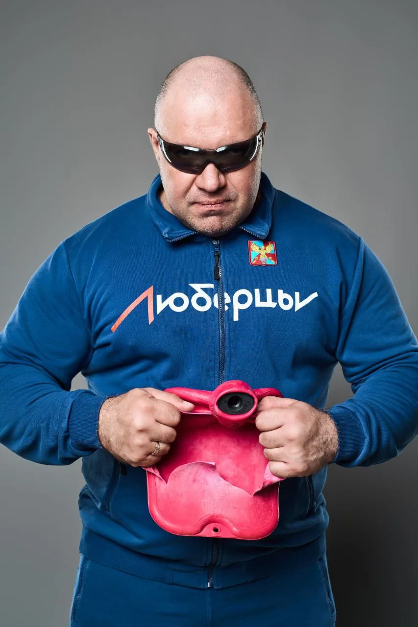 Халк из Люберец готовится к силовому номеру по удержанию стоя на плечах веса более 200 кг