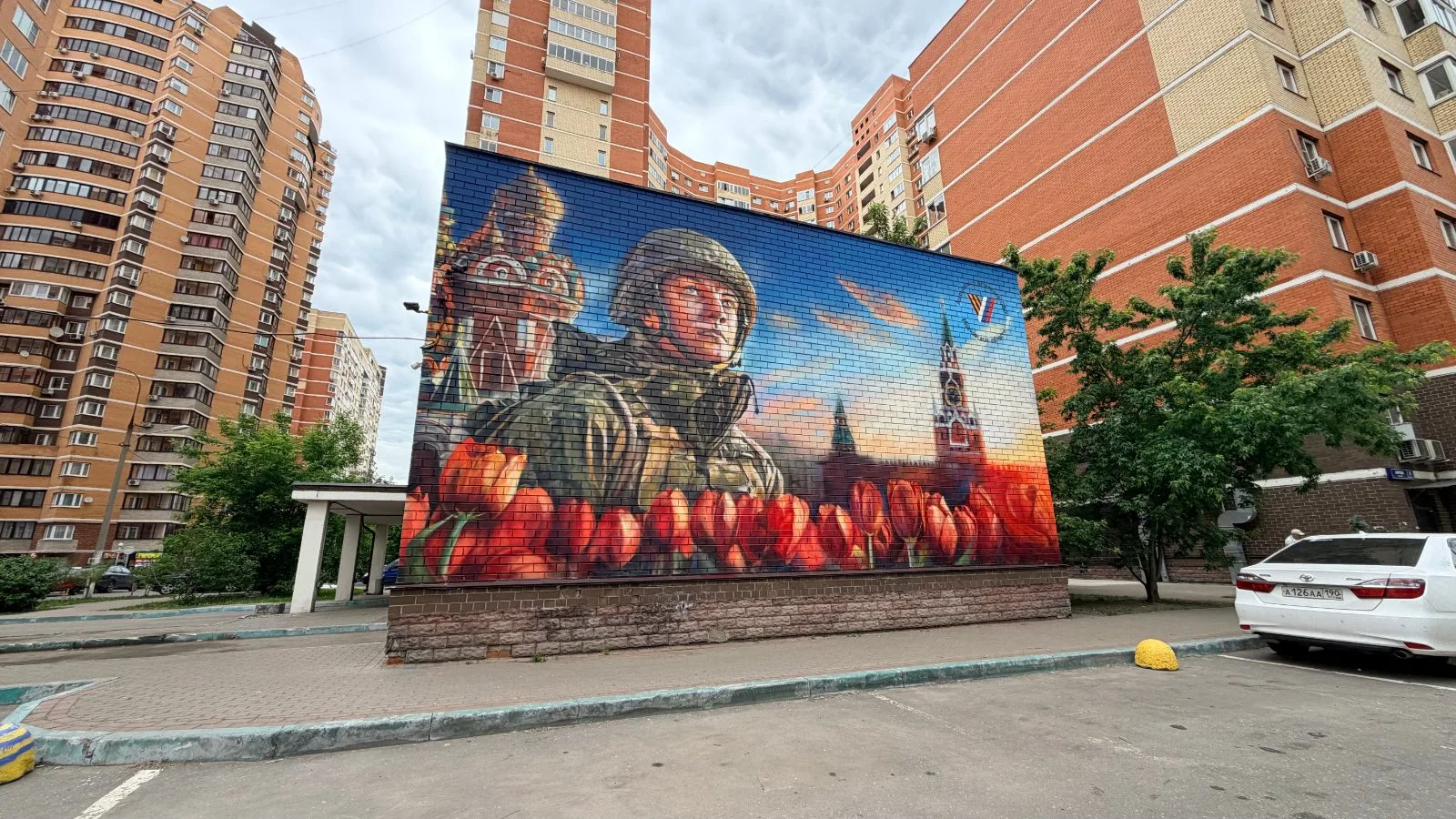 Граффити, посвященный специальной военной операции, появился на одной из улиц Люберец