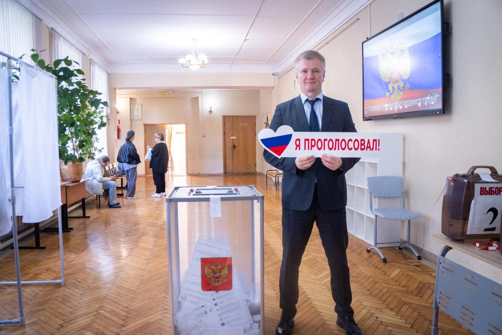 Депутат Мособлдумы Дмитрий Дениско проголосовал в лицее №4 в Люберцах