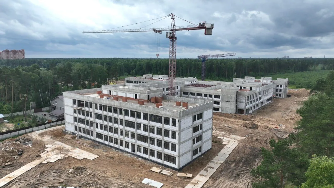 Монтаж инженерных сетей ведётся в воспитательно-образовательном комплексе в Октябрьском