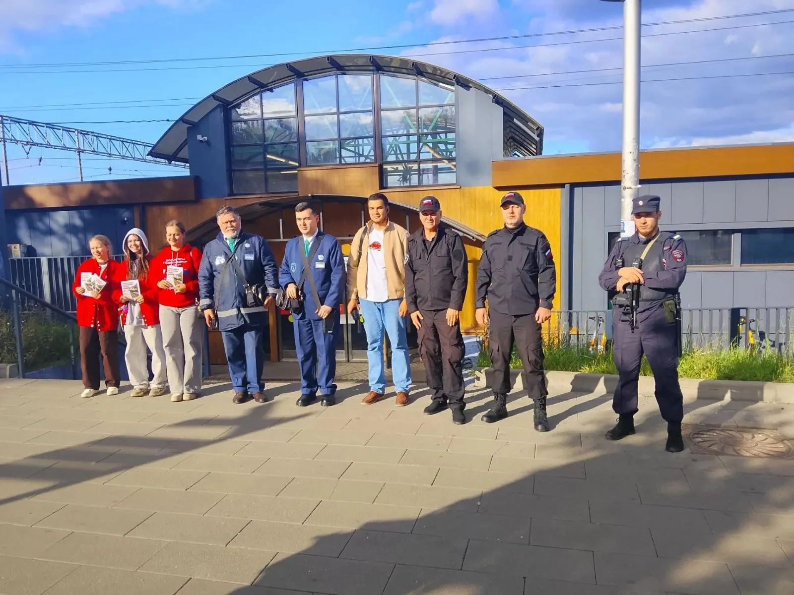 В Люберцах пассажирам напомнили правила безопасного поведения возле железной дороги