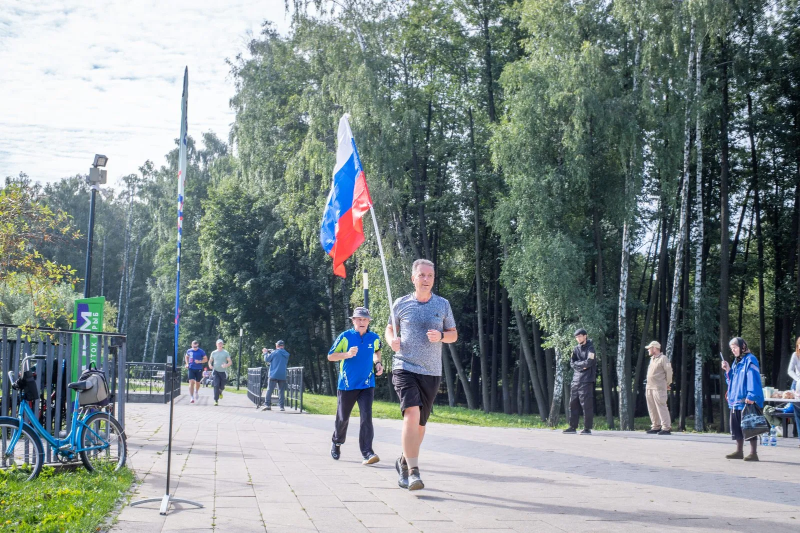 Более 100 жителей Люберец отметили День флага спортивным праздником