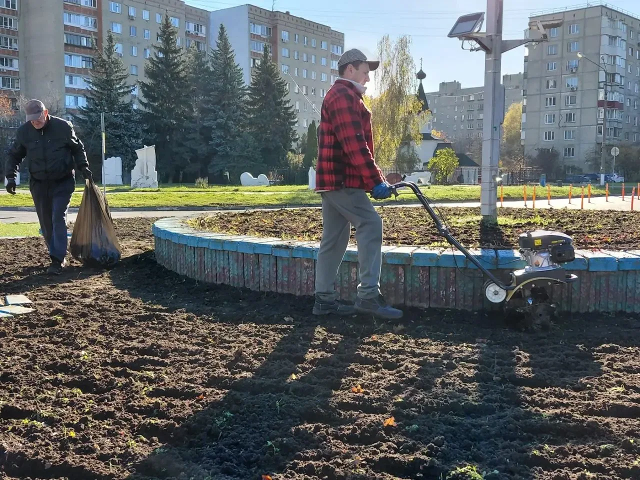 В Дзержинском городского округа Люберцы завершают подготовку городских клумб к зиме