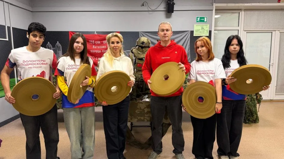 «Единая Россия» в Люберцах поддержала волонтёров, которые плетут маскировочные сети и антидроновые шторы для бойцов СВО