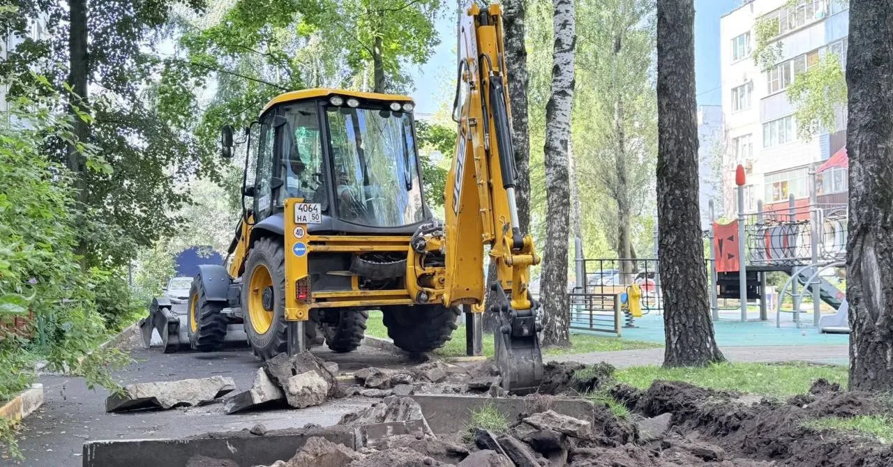 В Островцах приступили к благоустройству дворов на улице Подмосковной