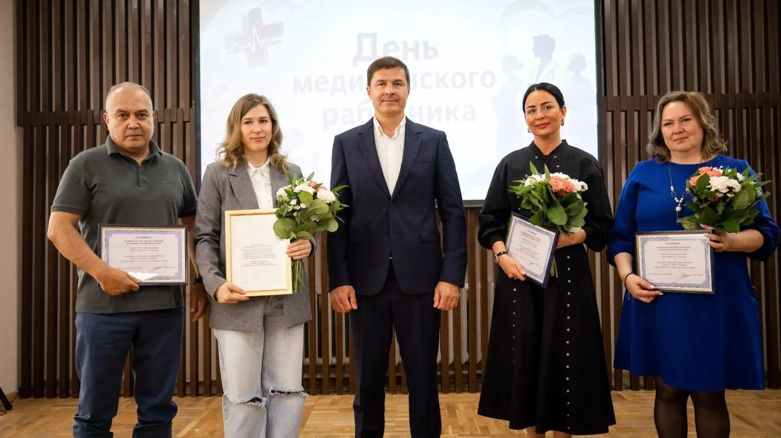 Три сертификата на жилье вручили люберецким врачам накануне профессионального праздника