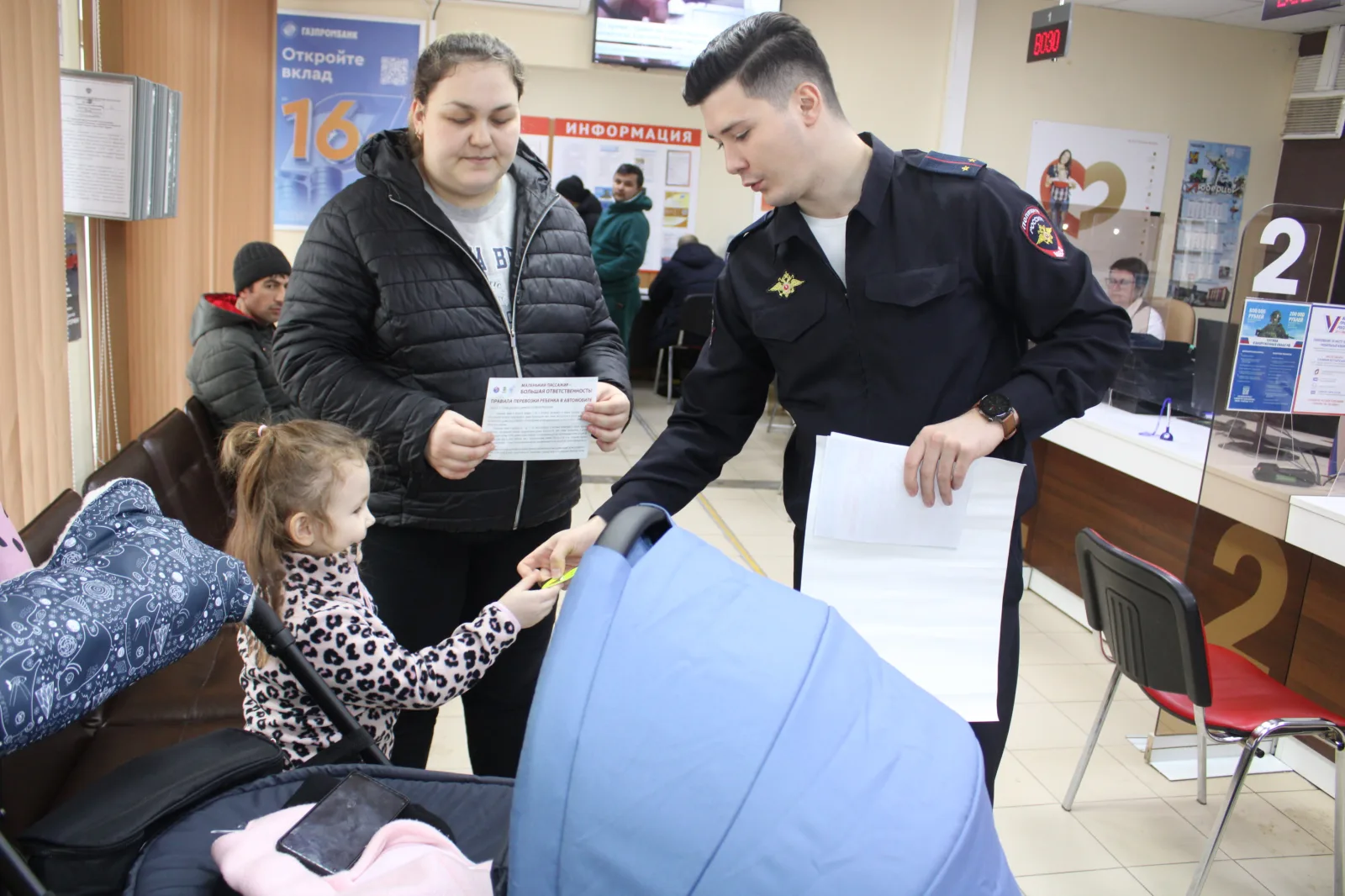Сотрудники ГАИ напомнили посетителям МФЦ Люберец правила перевозки детей в автомобиле