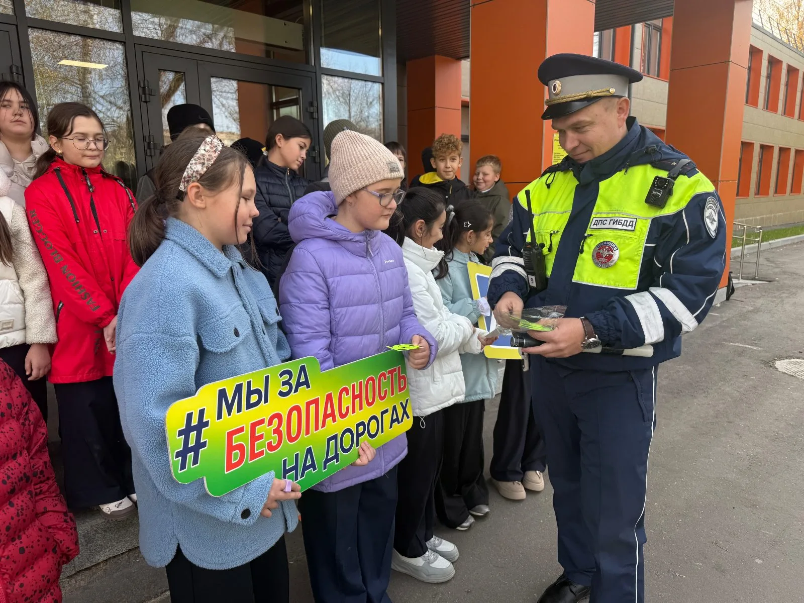Инспекторы ГАИ провели урок дорожной безопасности в реальных условиях для школьников Люберец