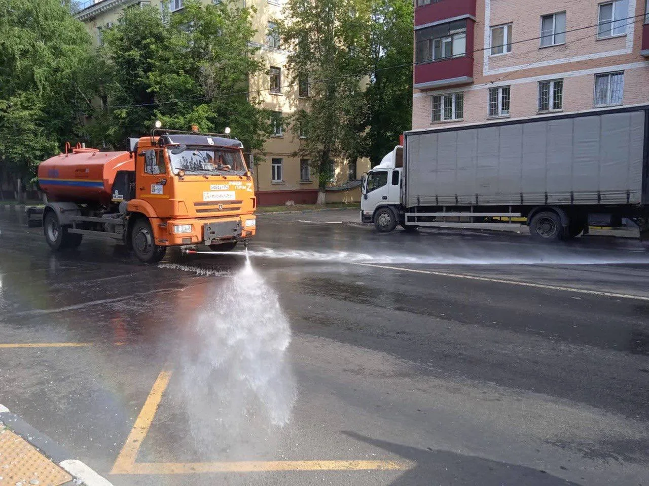 Более 150 кубометров воды в день используют в Люберцах для полива и аэрации дорог