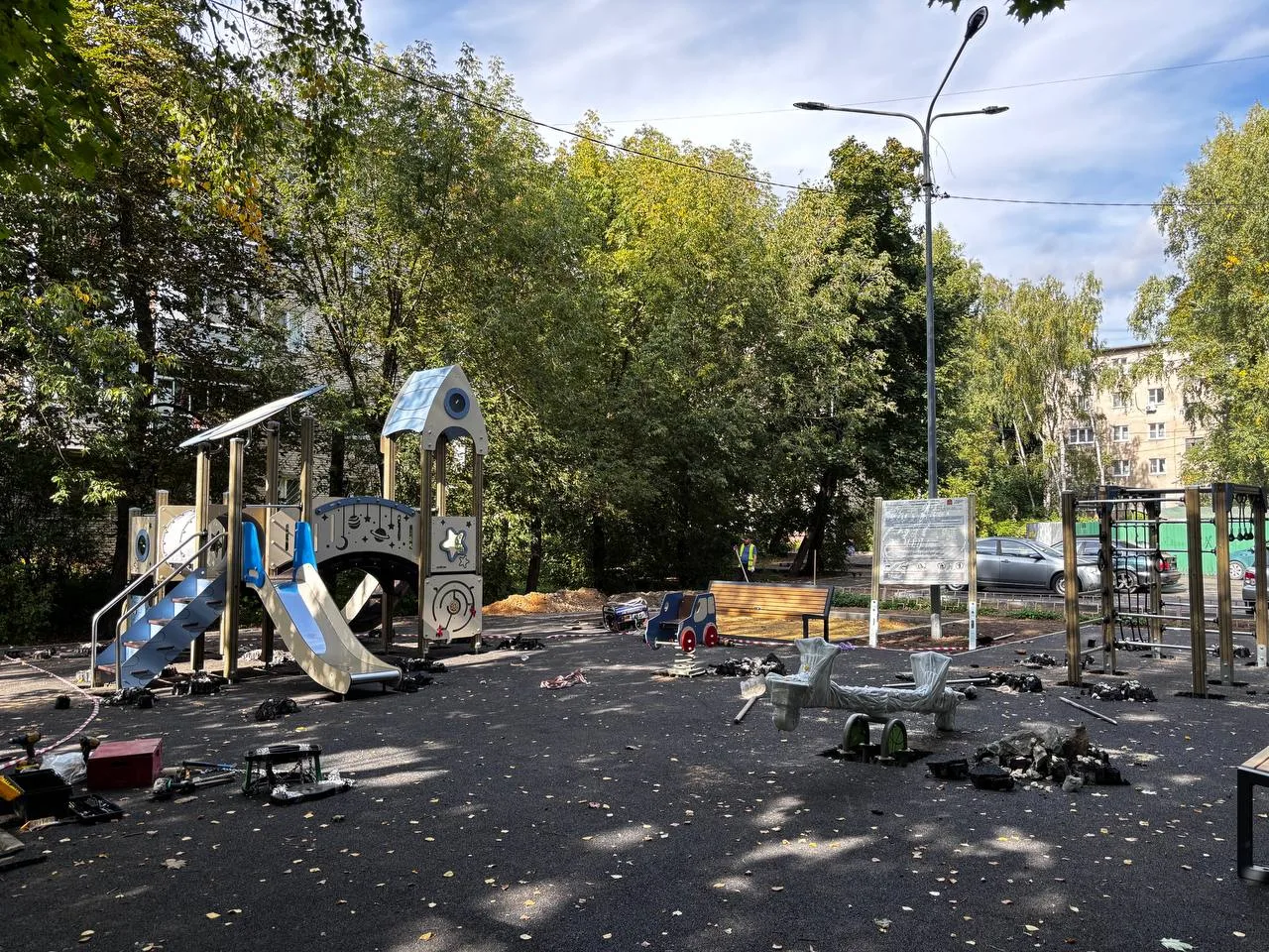 Модернизация детской площадки завершается в поселке Люберец