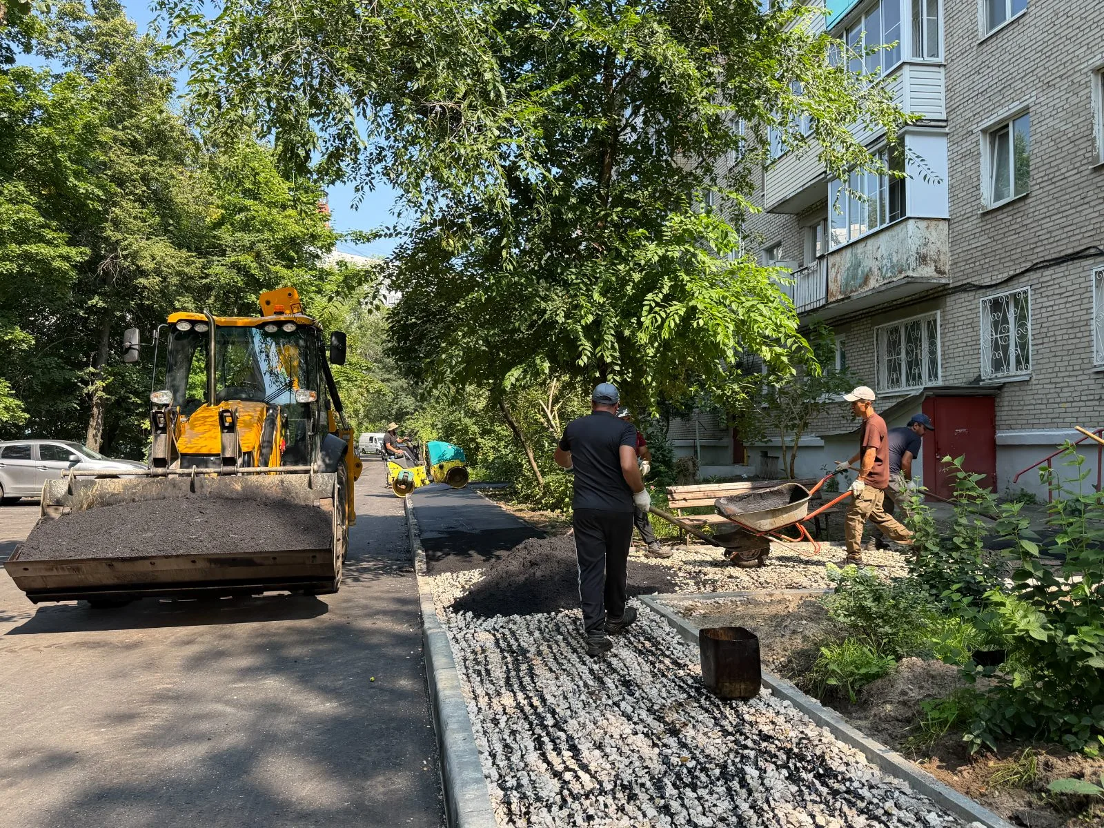 Завершаются работы по замене асфальта во дворах на улице Лермонтова в Дзержинском городского округа Люберцы