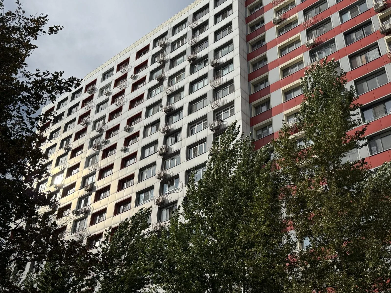 Восстановление фасада дома, пострадавшего после июньской атаки БПЛА, завершили в Дзержинском