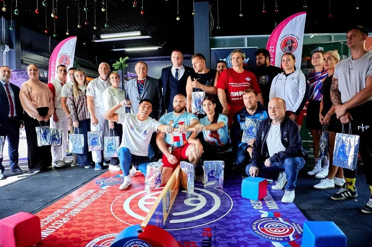 Две бронзы завоевали спортсмены из Люберец на абсолютном чемпионате по мас-рестлингу среди мужчин и женщин