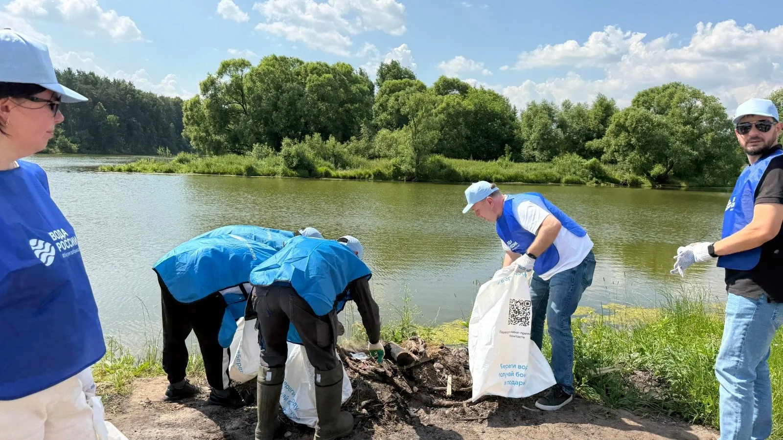 Берег Токаревского озера в Люберцах очистили от мусора во время акции «Вода России»