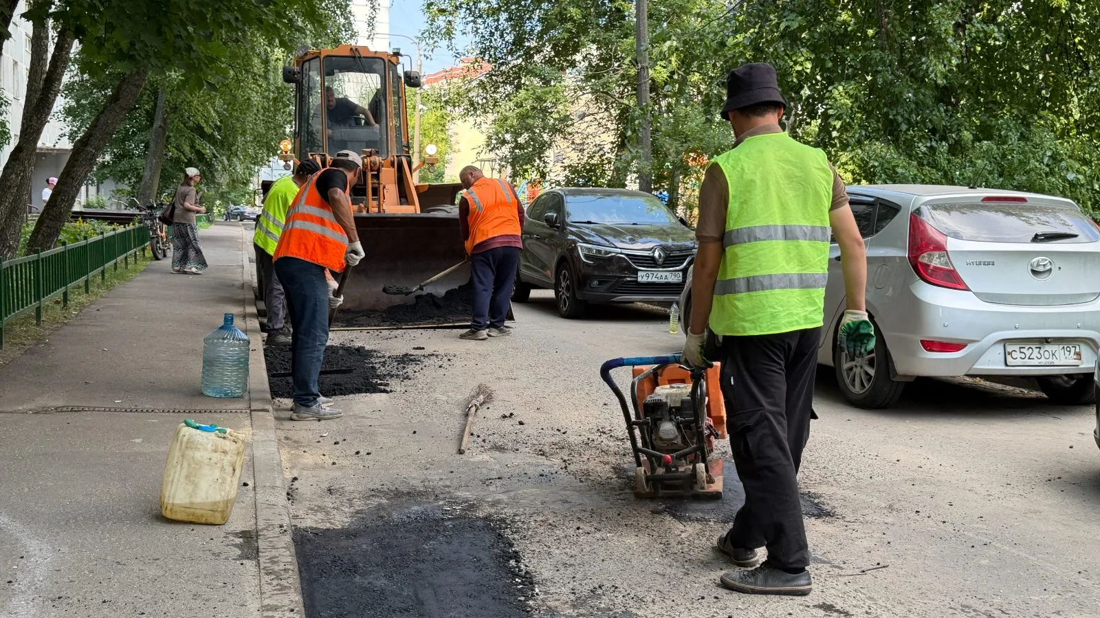 Более 350 ям устранили рабочие во дворах Дзержинского городского округа Люберцы