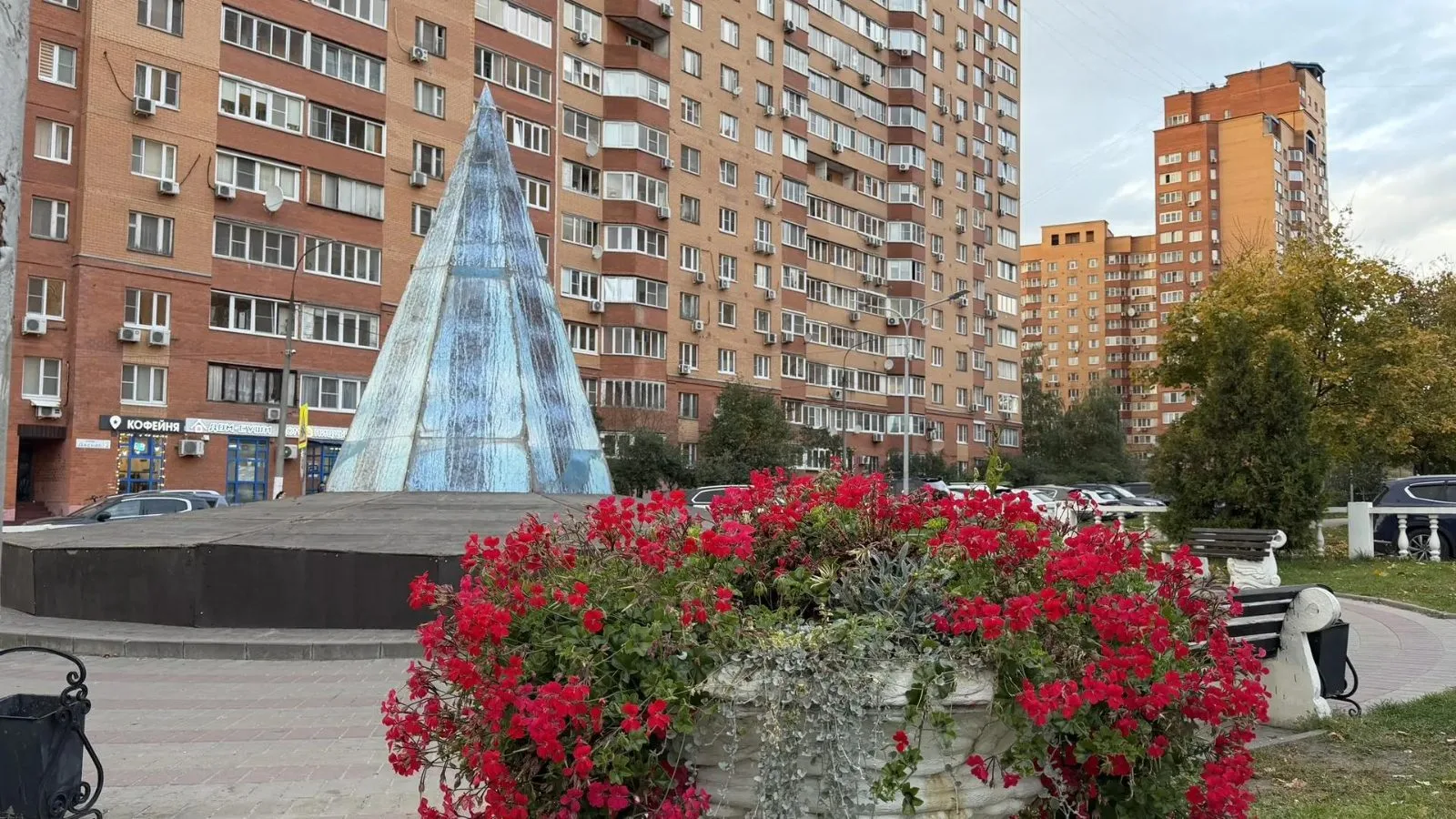 В Дзержинском идут работы по подготовке городского фонтана к зимнему периоду
