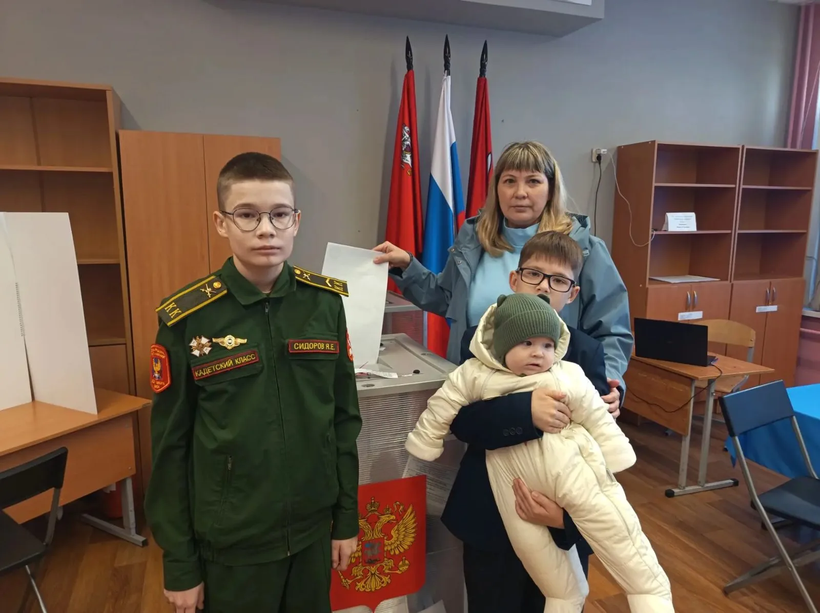 Жители Люберец приходят голосовать целыми семьями