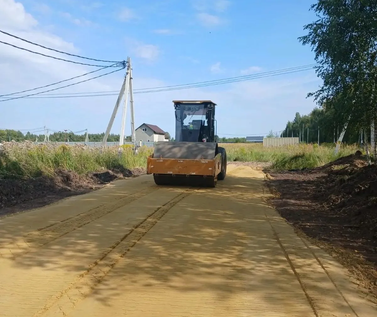 Укладка геотекстиля и подстилающих слоев завершается на подъездных дорогах к участкам многодетных семей из Люберец
