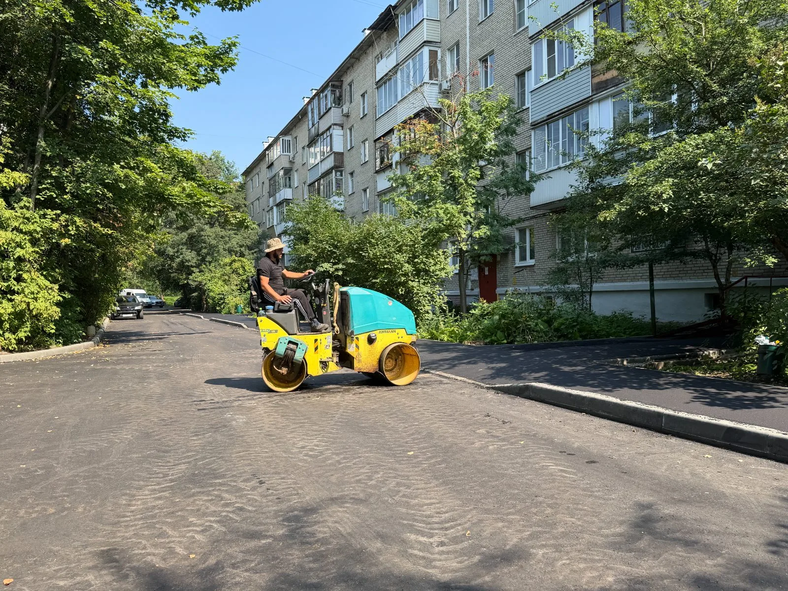 Завершаются работы по замене асфальта во дворах на улице Лермонтова в Дзержинском городского округа Люберцы