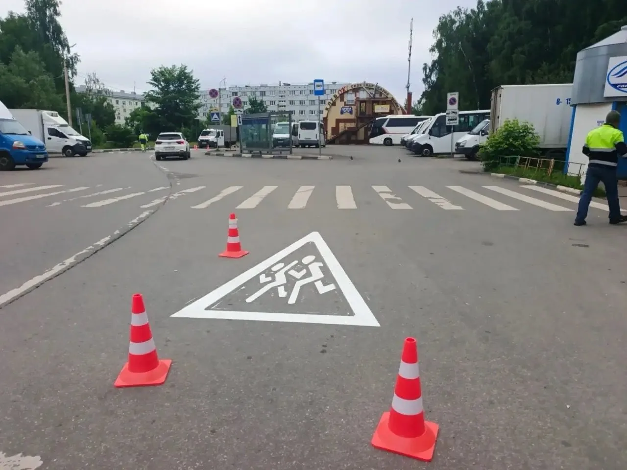 Дорожную разметку обновляют в поселке Октябрьский