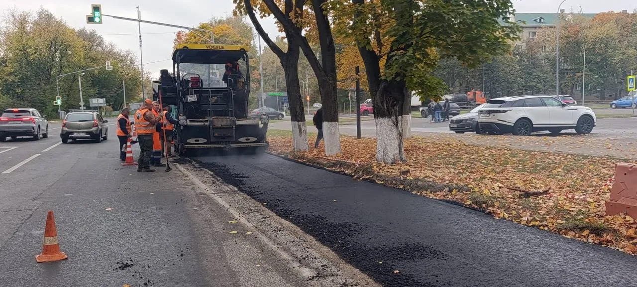 К укладке асфальта приступили на участке Михневского шоссе в Малаховке