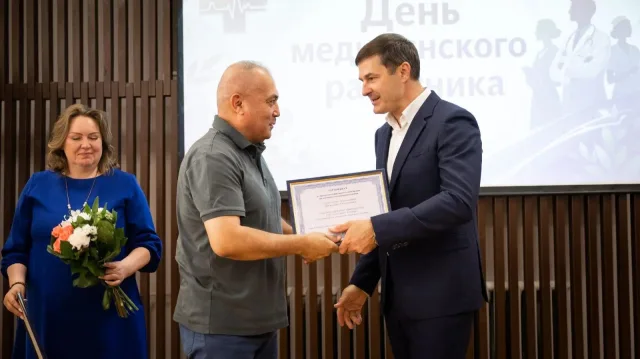 Три сертификата на жилье вручили люберецким врачам накануне профессионального праздника